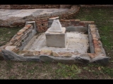 07496 ostia - regio iv - insula iii - domus dei pesci (iv,iii,3) - (via della caupona) - raum (g) - hof - brunnen - in der mitte - bli ri nordwesten - 01-2024.jpg